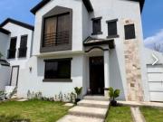 En venta casa de 3 dormitorios en Urb.costa sol en vía...