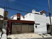 EN VENTA – Casa de 3 niveles en Col. Cortijo del Río,...