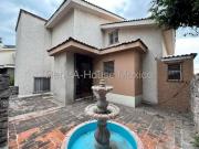 En venta, casa de 3 recámaras a desniveles en Loma dorada