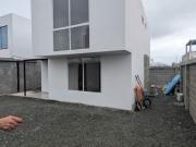 En venta casa de dos pisos sector Cdla Manta azul