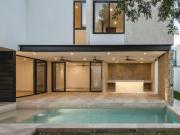 EN VENTA CASA DE LUJO CON ALBERCA EN PRIVADA CON...