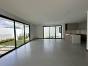 En venta casa elegante de 3 dormitorios en condominio...