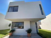 En Venta Casa en Zona Jardines de la Hacienda, Jardín, 3...