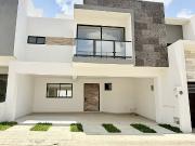 En venta casa funcional con jardín amplio y roof garden...