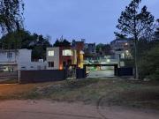 EN VENTA CASA MAS DEPARTAMENTO A ESTRENAR CON PILETA A...