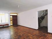 En venta casa muy bien ubicada en avenida principal...