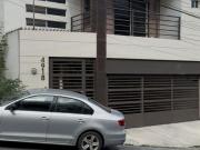 ¡En Venta! Casa recién remodelada, lista para habitar al...