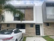 En venta casa remodelada en privada del refugio 2...