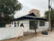 En venta casa remodelada un piso frente a gran plaza a...