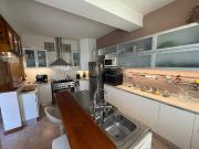 En venta casa zona centro parque, cochera, patio verde !