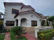 EN VENTA DE OPORTUNIDAD, LUJOSA Y AMPLIA CASA DE 4...