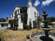 En Venta: Encantadora Casa Esquinera con Estilo Neo Clásico
