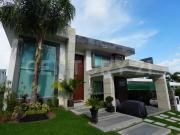 En venta espectacular casa moderna con alberca y jardín...