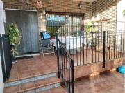 EN VENTA ESTUPEND CASA ADOSADA