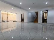 EN VENTA HERMOSA CASA DE 3 PISOS, URB PRIMAVERA, TRUJILLO