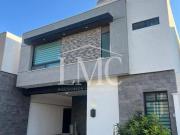 En venta hermosa casa equipada en Privanzas del Campestre