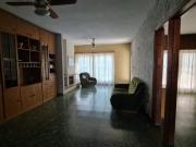 EN VENTA Importante CASA AL FRENTE en DOS PLANTAS 3...