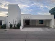 EN VENTA MAGINIFICA CASA DE UNA PLANTA EN CASA GRANDE...