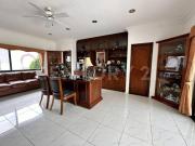 En venta majestuosa residencia con imponente jardín en...