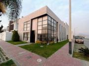 EN VENTA MODERNA CASA CON PISCINA, EL GOLF, TRUJILLO