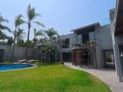 EN VENTA MODERNA CASA DE 2 PISOS EN EXCLUSIVA URB. DE LA...