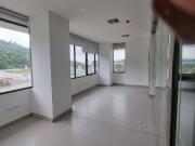 En alquiler moderna y estratégica oficina en La Vista...