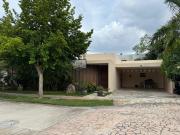 EN VENTA Residencia en Country Club, esquina en Privada Kutz