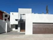 EN VENTA RESIDENCIA REDISEÑADA Y RENOVADA EN RINCONES DE...