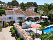 ► En Venta villa mediterránea con hermosos jardines en...