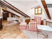 Encantador ático loft de un dormitorio en Malasaña