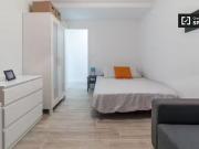 ¡Oferta! Habitación moderna en apartamento de 4...