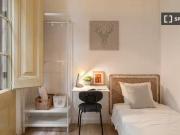 ¡Renta! Se alquila habitación en piso de 4 dormitorios...