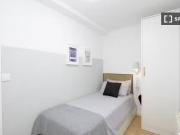 ¡Renta! Se alquila habitación en piso de 5 dormitorios...