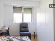 ¡Renta! Se alquila habitación en piso de 5 habitaciones,...