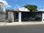 Encantadora casa en renta, de una sola planta con...
