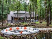 ENCANTADORA CASA MODERNA A LA VENTA RODEADA DE UN...