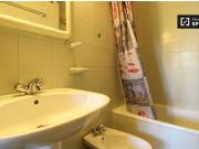 Encantadora habitación con cama doble y baño privado en...