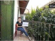 Encantadora habitación con estantería en apartamento de...