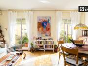 Encantadora habitación con ventana con vista a la calle...