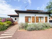 Encantadora villa con paneles solares, jardín privado y... Encantadora villa con paneles solares, jardín privado y...