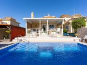 Encantadora Villa Pareada con Casa de Invitados en El...