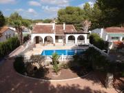 Encantadora vivienda de una planta con piscina privada y...