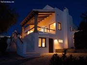 Encantadora y lista para entrar a vivir villa en El...