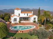 Encaramado sobre las colinas de La Mairena cerca de...