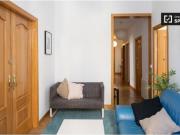 Encuentra una habitación con ventana con vista a la...