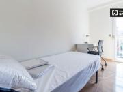 Enorme habitación con aire acondicionado en un...