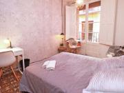 Enorme habitación con cama doble y balcón en un...