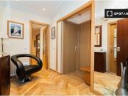 Enorme habitación con escritorio en un apartamento de 6...