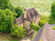 Ensemble de bâtiments en pierre. Situé en campagne...