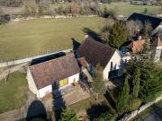 Ensemble en pierre de caractère proche des commerces sur...